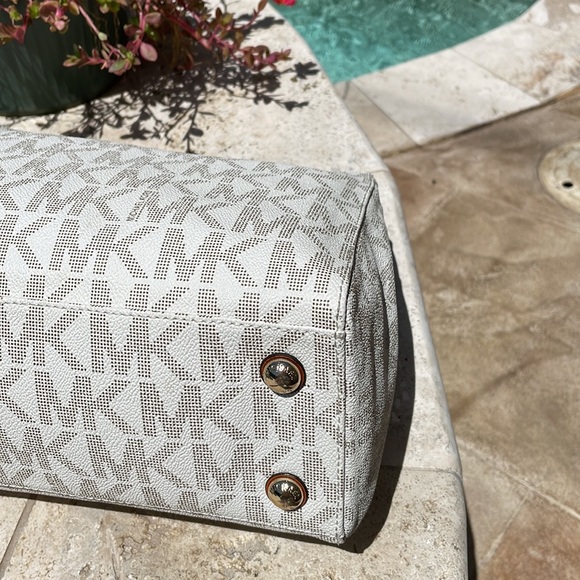 Michael Kors Cynthia Wht/Brn Sig. Coated Pebbled Leather Satchel/Tote/Crossbody - Picture 6 of 17